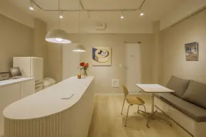 레트로 감성의 곡선 카운터 카페 라운지